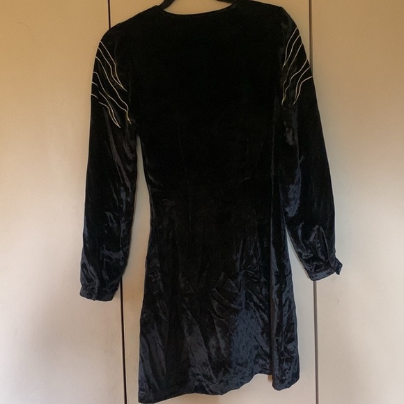 & Other Stories Black Velvet Velour W/ Gold
Flames Long Sleeve Dress Size 6 - Picture 3 of 5
